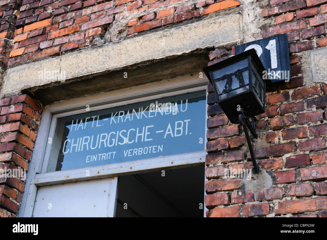 Tür in Block 21, Chirurgishche (Chirurgie) und Krankenbau (Krankenhaus-Hof) im NS-Konzentrationslager Auschwitz I Stockfoto