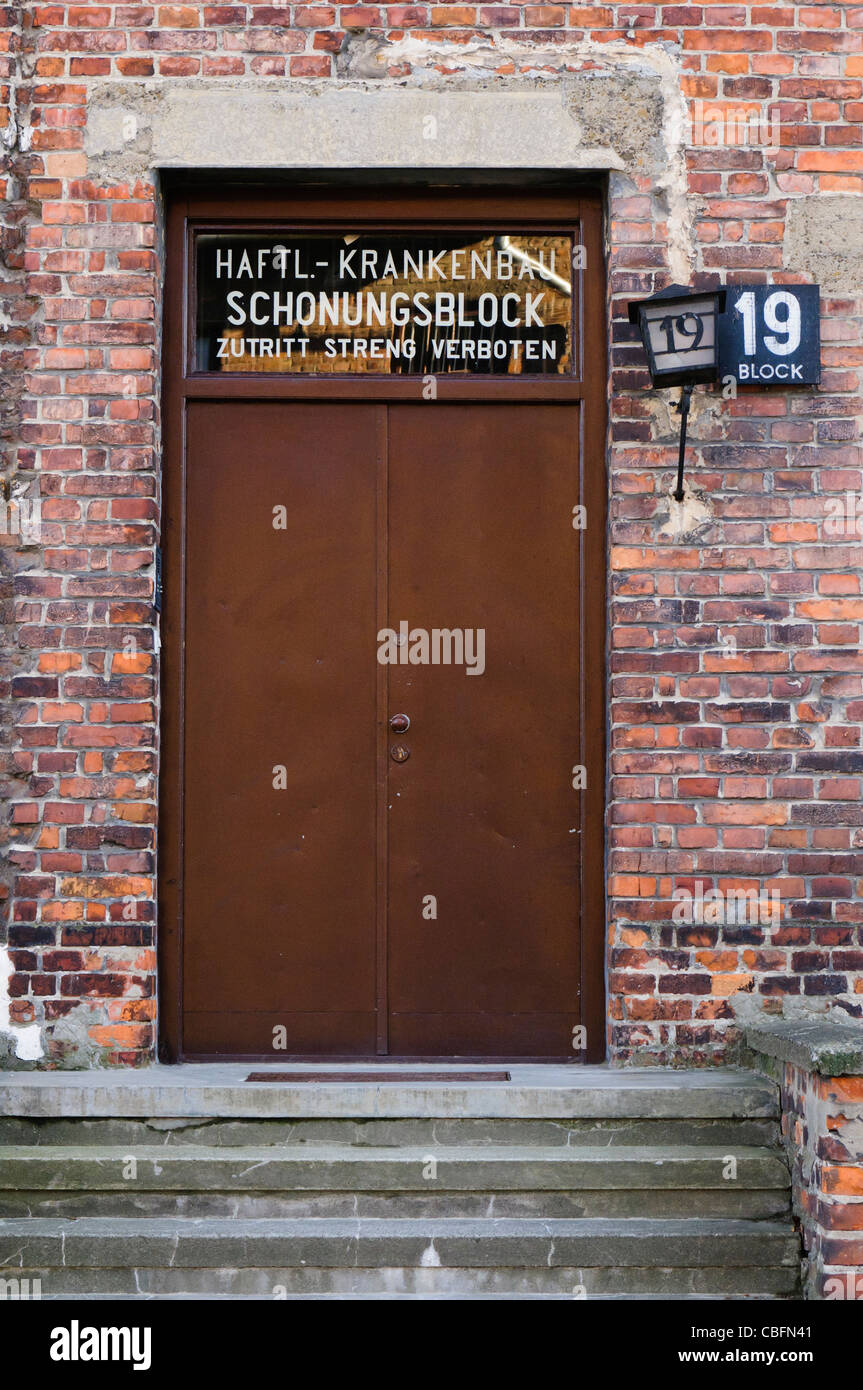 Tür in Block 19, die Schonungsblock (rekonvaleszenz Block) in Auschwitz Kz. In Wirklichkeit war es für den menschlichen Experimente verwendet. Stockfoto