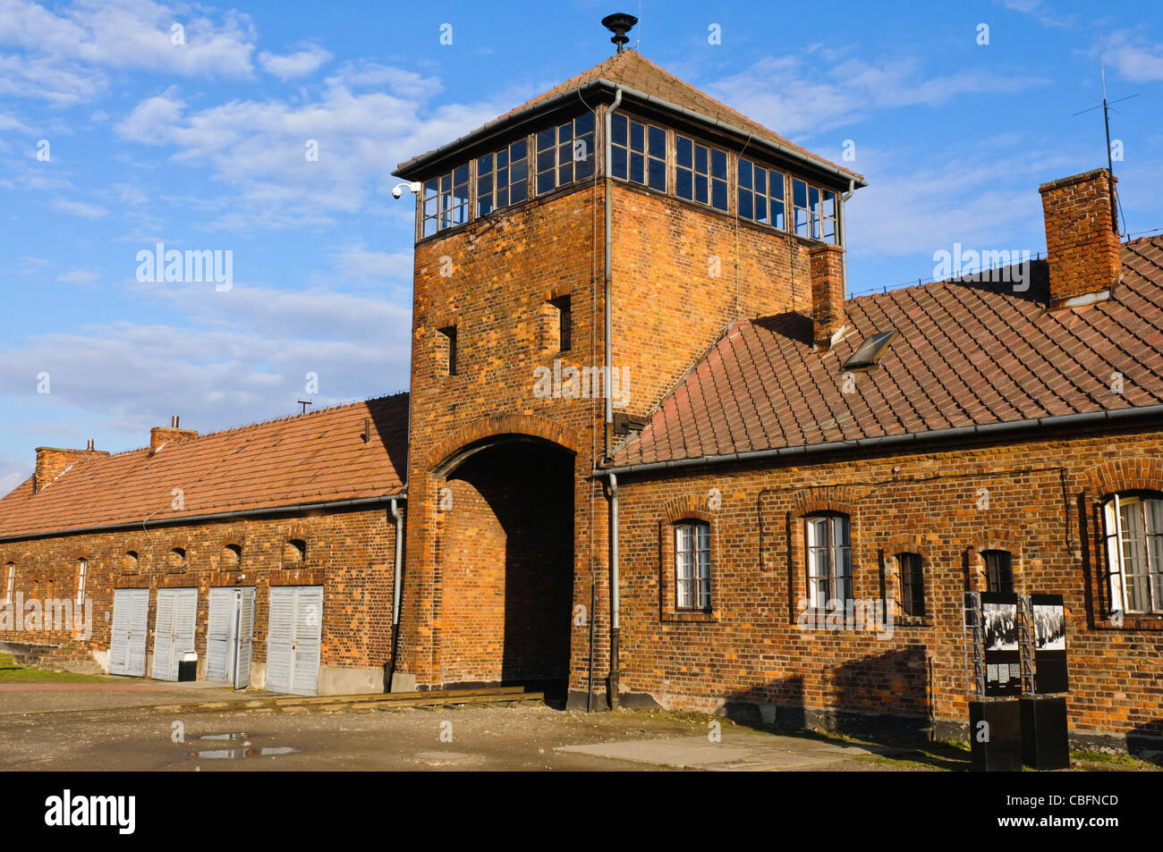 Die Rezeption an Auschwitz-Berkenhau II Konzentrationslager mit Wachturm und Torbogen, durch die Züge gebracht Gefangenen. Stockfoto