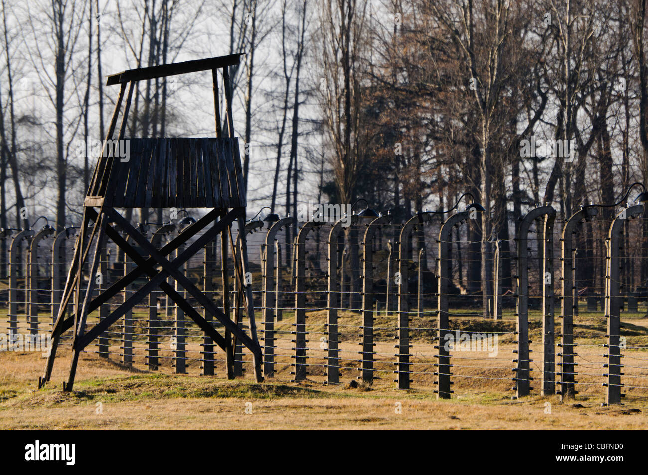 Wachturm neben elektrifizierten Sicherheit Stacheldrahtzaun im Konzentrationslager Auschwitz Berkenau Nazi Stockfoto