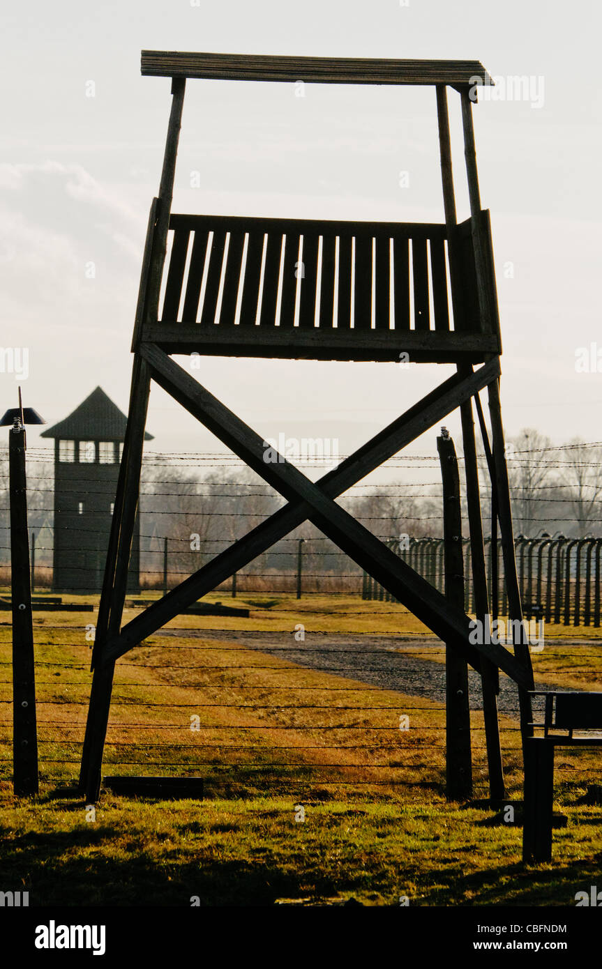 Wachtürme neben elektrifizierten Sicherheit Stacheldrahtzaun im Konzentrationslager Auschwitz Berkenau Nazi Stockfoto