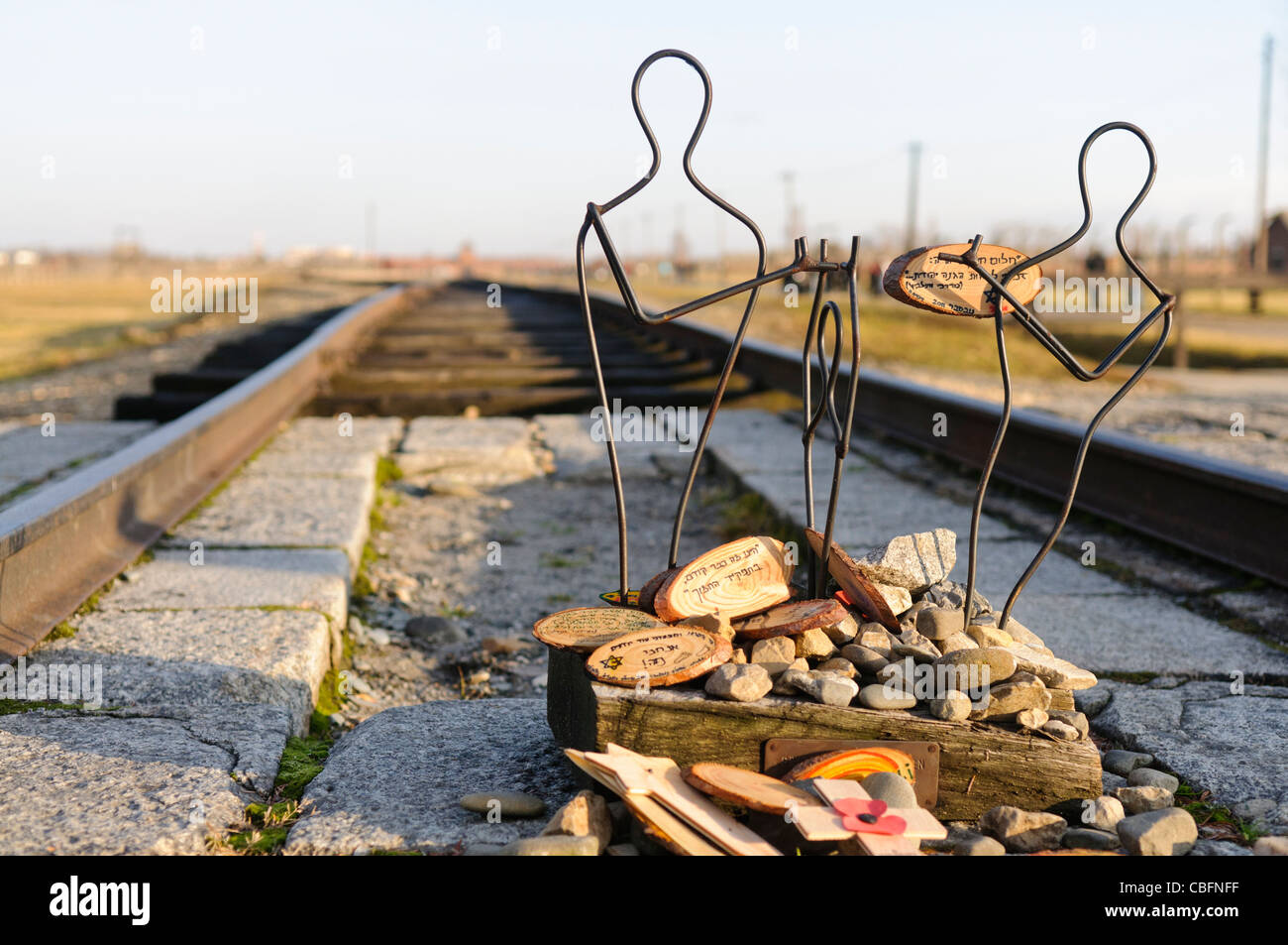 Am Ende der Gleise im KZ Auschwitz II Berkenau WW2 Nazi-Denkmal links Stockfoto