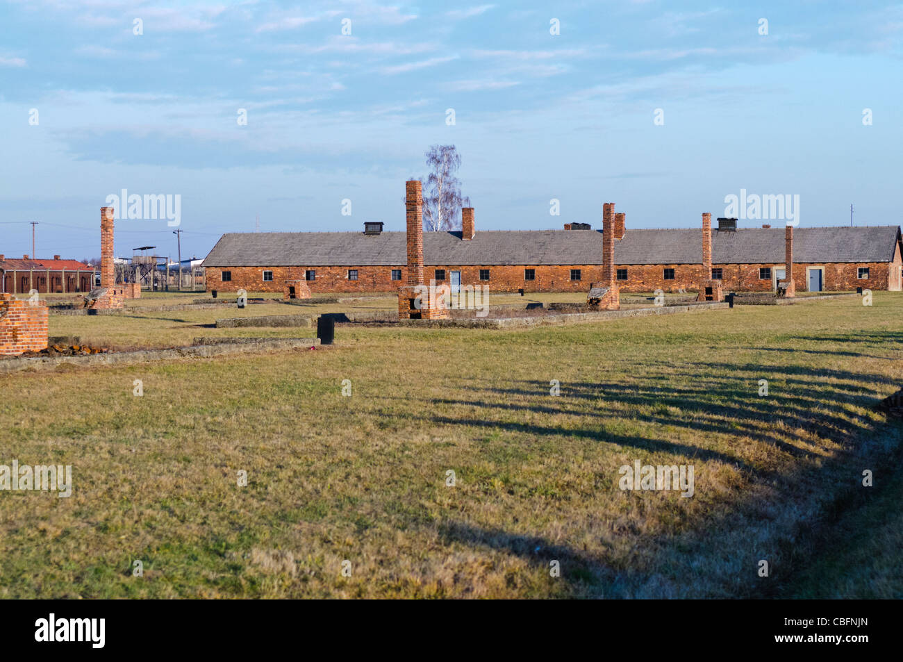 Backstein bleibt der Holzbaracken im KZ Auschwitz II Berkenau WW2 Nazi, von Nazis verbrannt, als Sowjets näherte Stockfoto