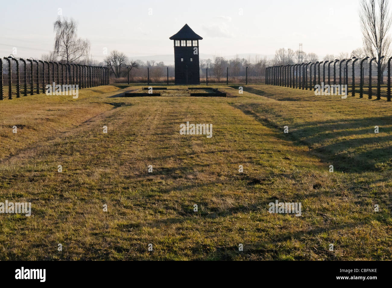 Wachturm neben elektrifizierten Sicherheit Stacheldrahtzaun im Konzentrationslager Auschwitz Berkenau Nazi Stockfoto