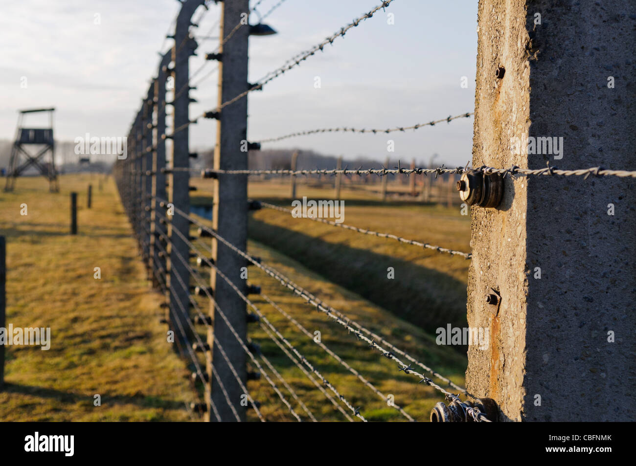 Wachturm neben elektrifizierten Sicherheit Stacheldrahtzaun im Konzentrationslager Auschwitz Berkenau Nazi Stockfoto