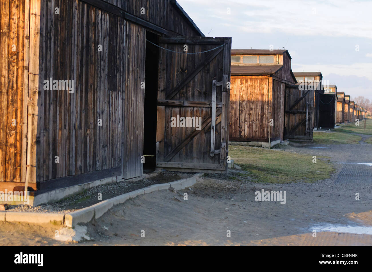 Holz- Kaserne in Auschwitz Berkenhau II Konzentrationslager, von denen jede 550 Gefangenen halten, in Wirklichkeit jedoch über 1.000 Gefangene untergebracht. Stockfoto