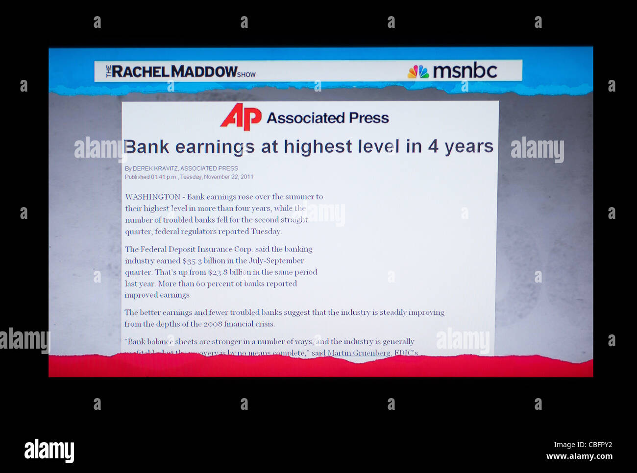 Verbundene Presse Artikel "Bank Ergebnis auf höchstem Niveau in 4 Jahren" Schlagzeile auf Rachel Maddow Show vorgestellten Stockfoto
