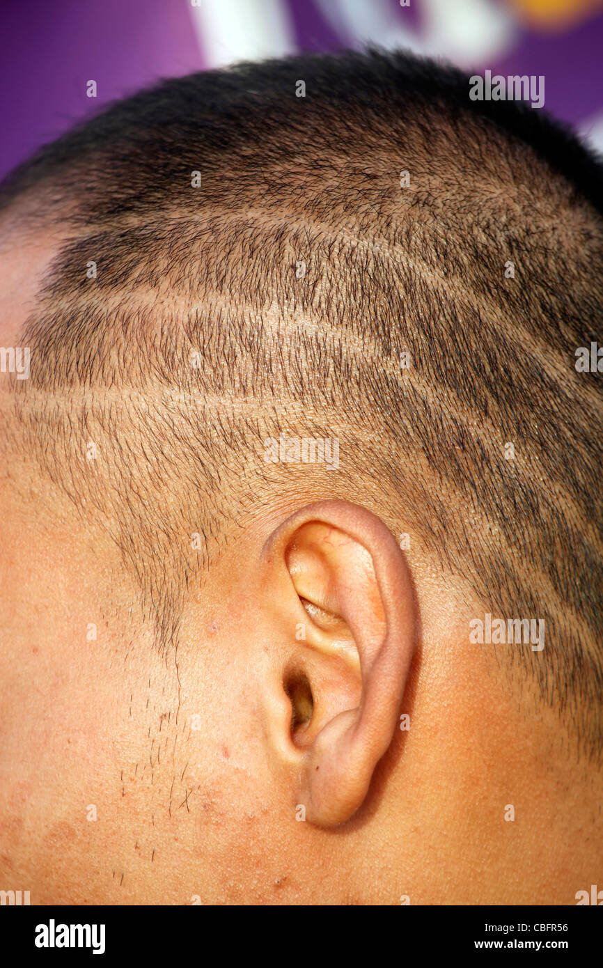 Leiter der Mann mit den Linien der Nähe zugeschnittenen rasierte Haare Frisur in Patong, Phuket, Thailand Stockfoto