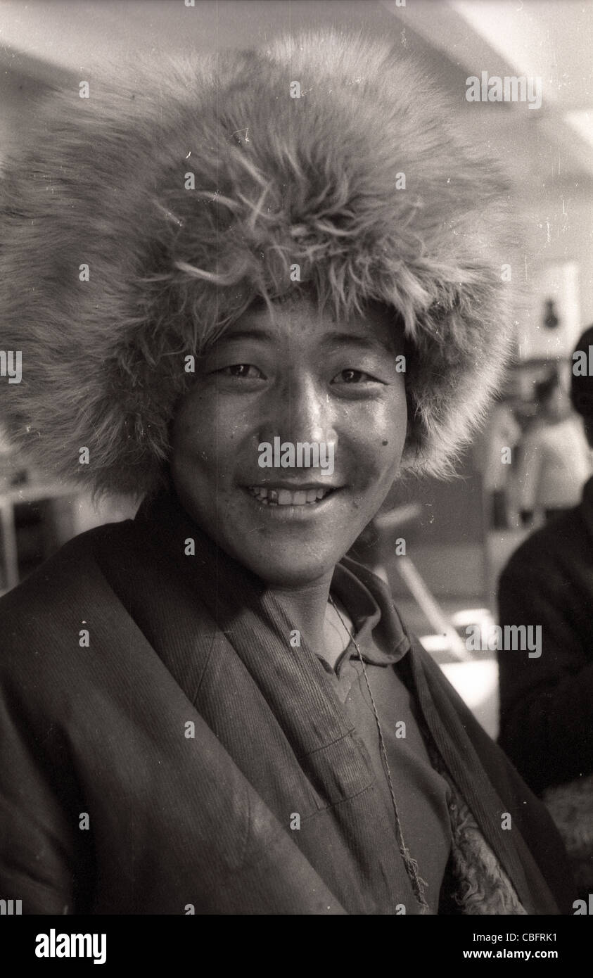 Tibetische Mann trägt Pelz Hut Winter 1986 in Tibet. Porträt Stockfoto