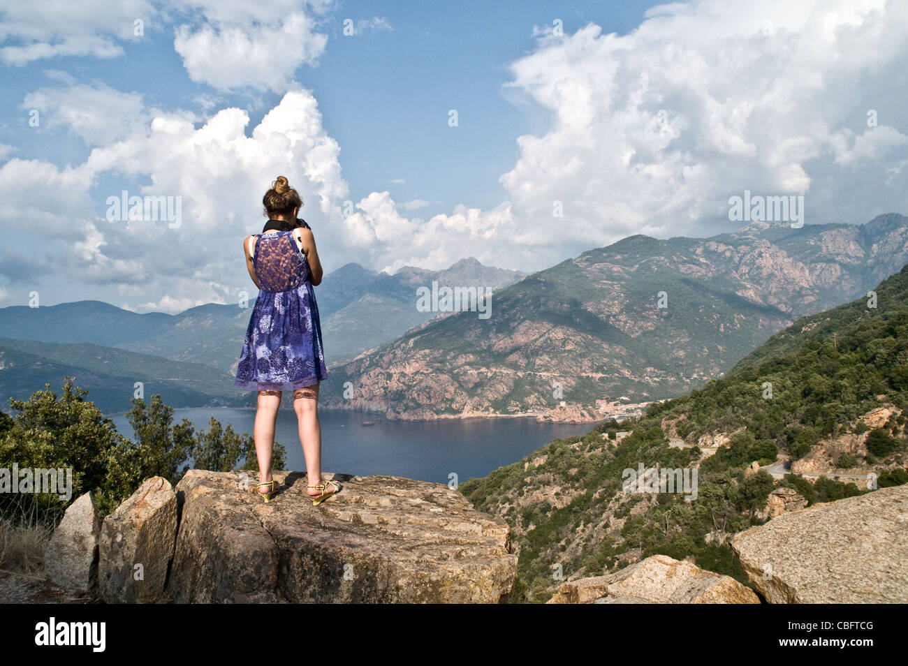 Ein Tourist macht ein Foto von der Golf von Porto in der Nähe der Stadt Les Calanches von Piana an der Westküste der Insel Korsika, Südfrankreich. Stockfoto