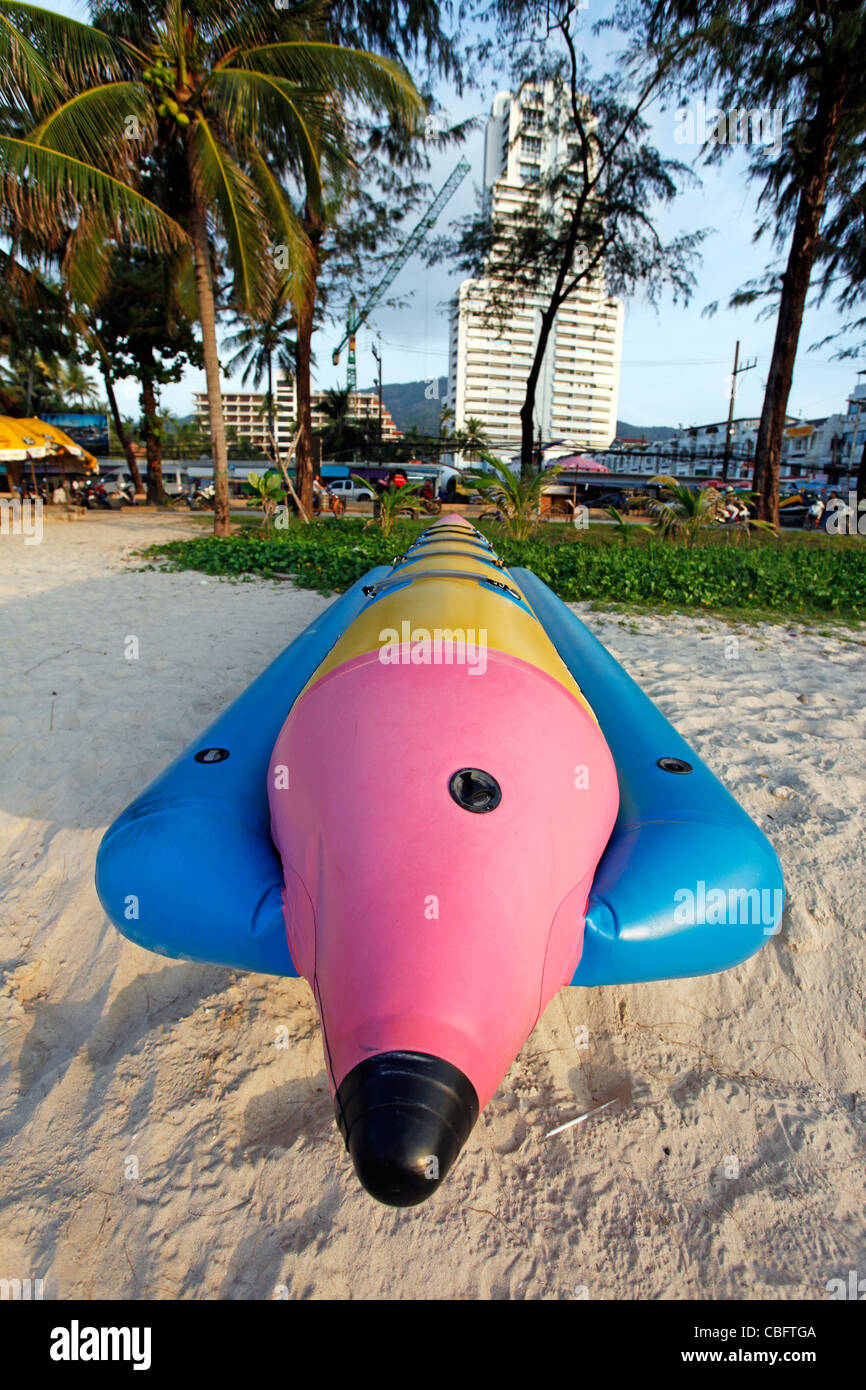 Banana-Boat mit rosa Spitze am Strand am Patong Beach in Patong, Phuket, Thailand Stockfoto