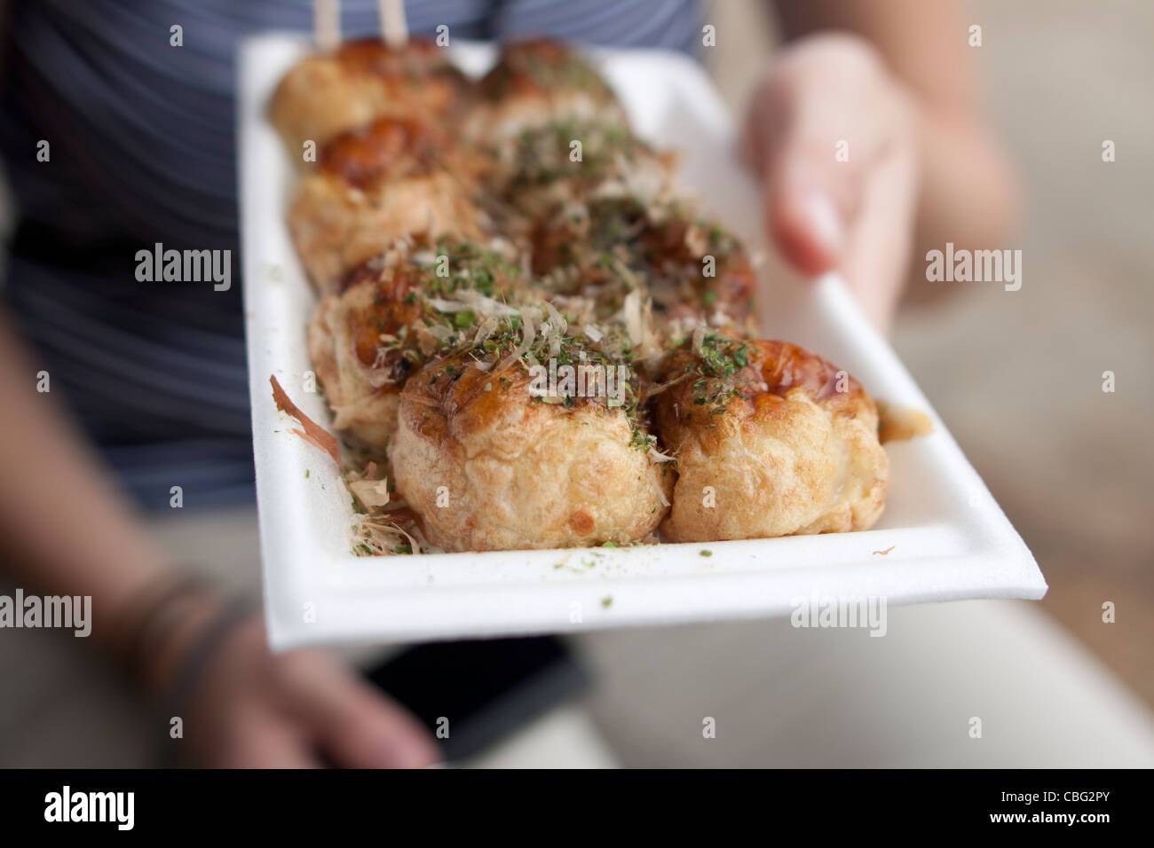 Ein Tablett mit Takoyaki "Oktopus Knödel" in Osaka, Japan. Stockfoto