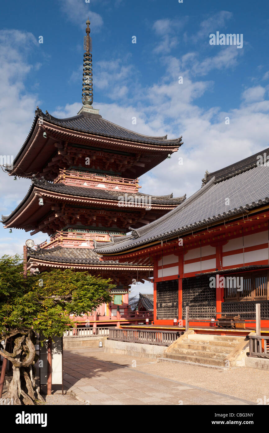 Die Halle der Schriften (Sutra Hall) und dreistöckige Pagode in den Kiyomizu-Dera Tempel-Komplex, Kyoto, Japan. Stockfoto