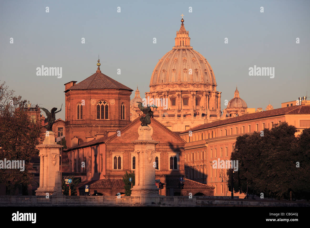 Italien, Rom, Vatikan, St. Peter's Basilica, Vittorio Emanuele II Bridge, Santo Spirito in Sassia Spitalkirche Stockfoto