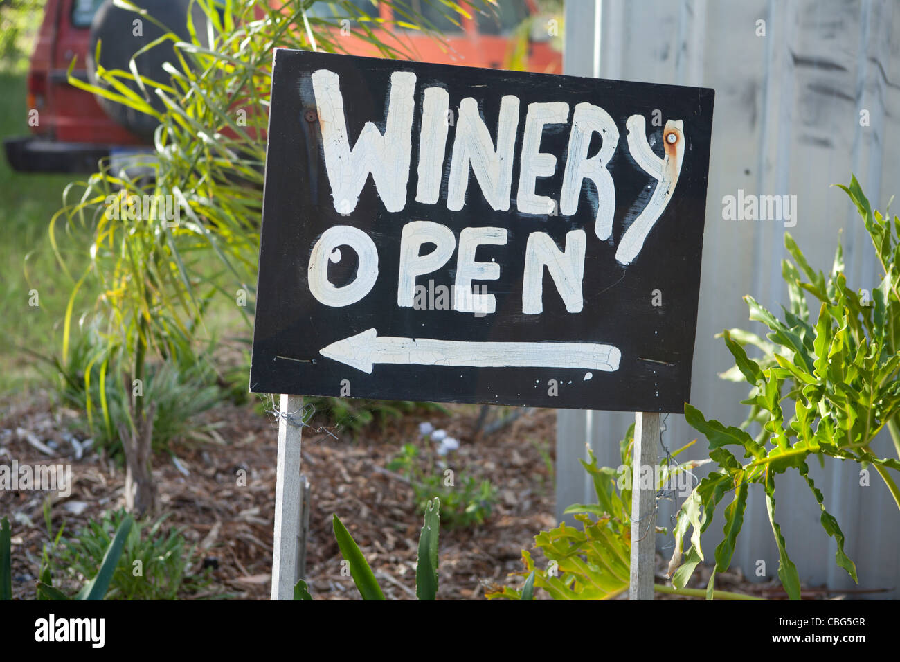 Weingut Schild "geöffnet" in der Margaret River Region von Western Australia. Stockfoto