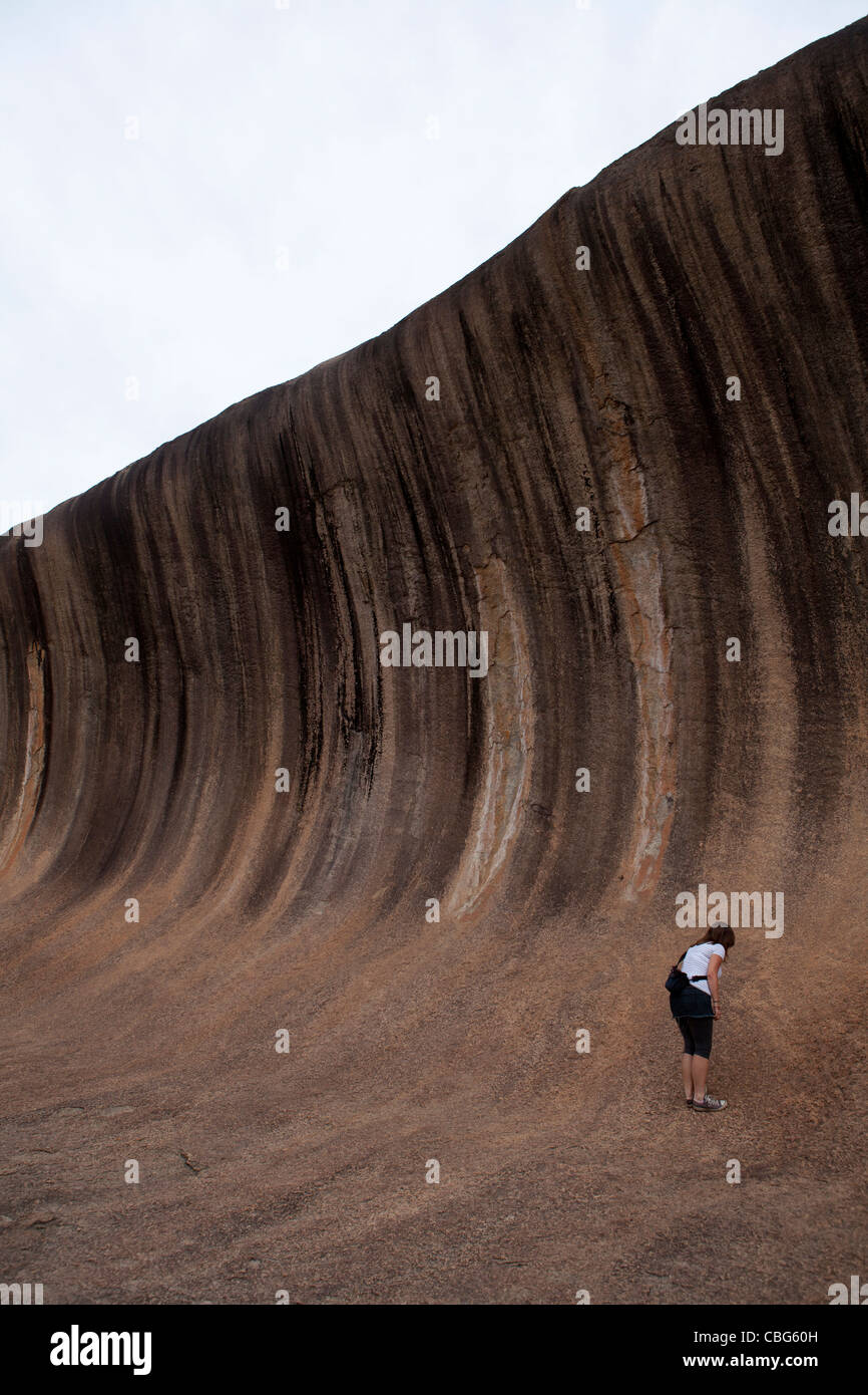 Touristen vor Wave Rock, Hyden, Western Australia, WA Stockfoto