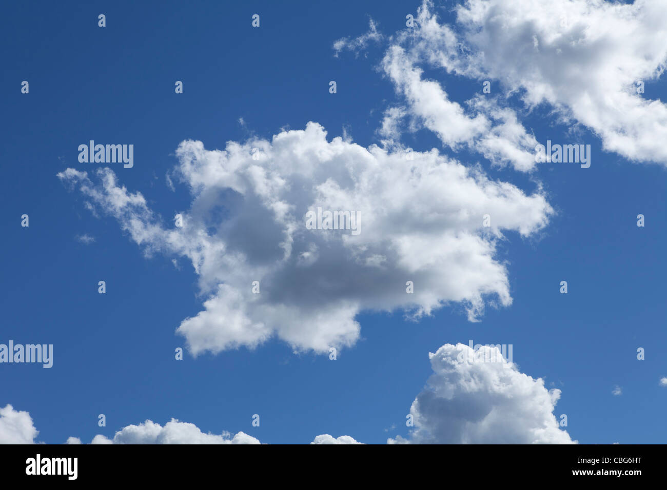 Flauschige weiße Wolken gegen eine lebendige blauen Himmel in New South Wales, Australien Stockfoto