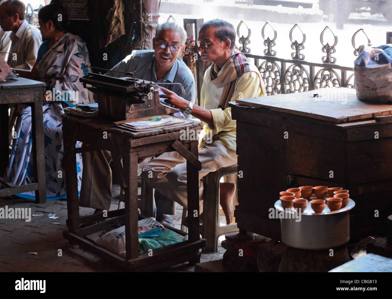 bei Shyam Bazar, Kolkata, Tee Kulhad arbeiten Menschen beim Tippen, Stockfoto