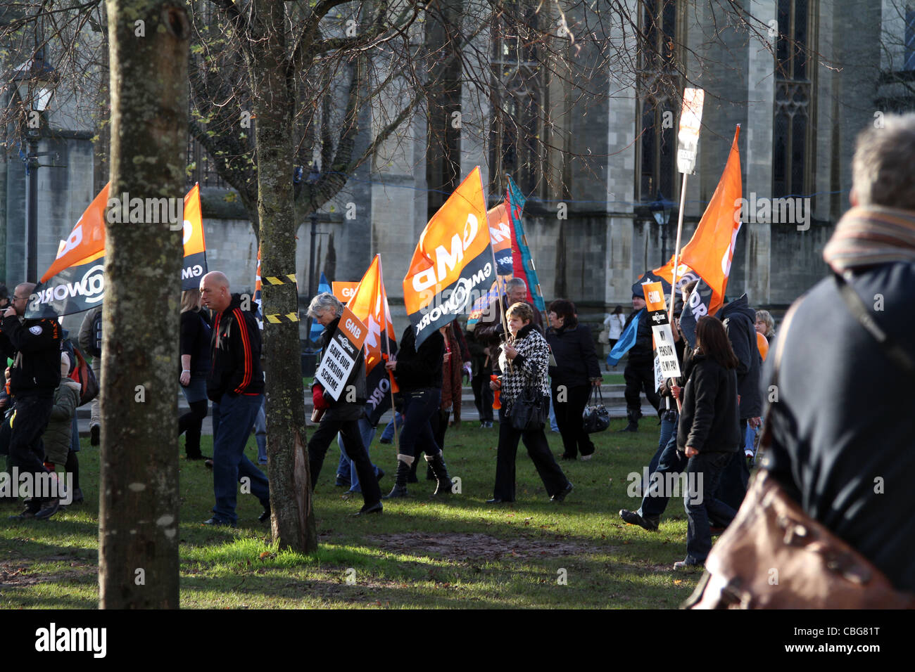 GMB Gewerkschafter Join schneidet die Anti-öffentlichen Sektor-Pension März und Rallye, 30. November 2011, Bristol, UK. Stockfoto