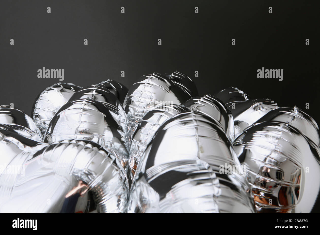 Eine Reihe von silbernen Heliumballons Stockfoto