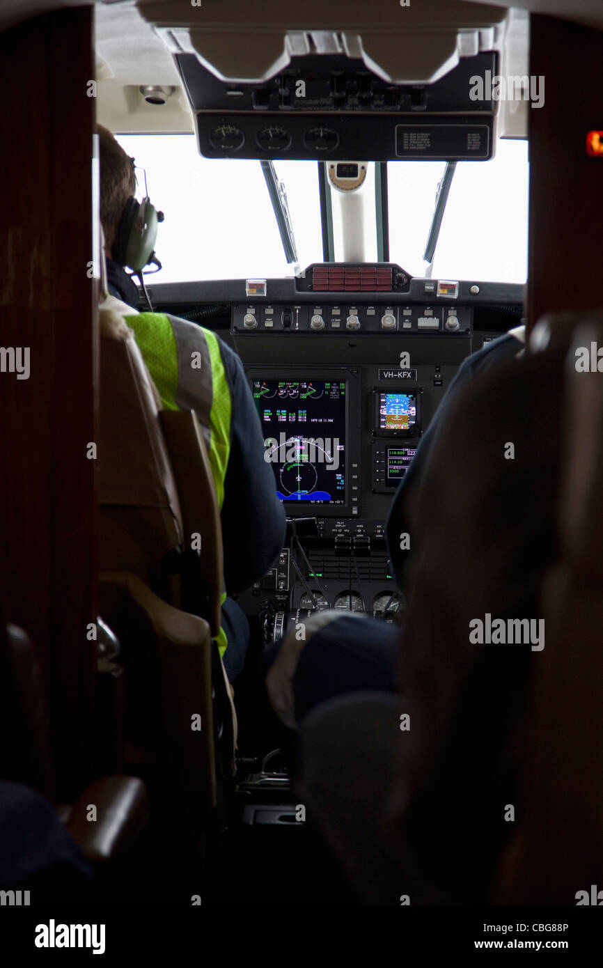 Pilot und Co-Pilot im Cockpit eines Flugzeugs, Rückansicht Stockfoto