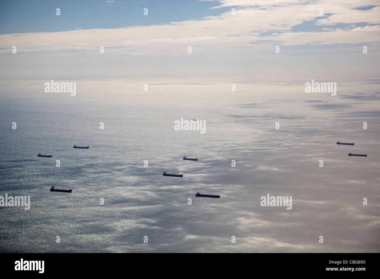 Frachter auf dem offenen Meer, Luftbild Stockfoto