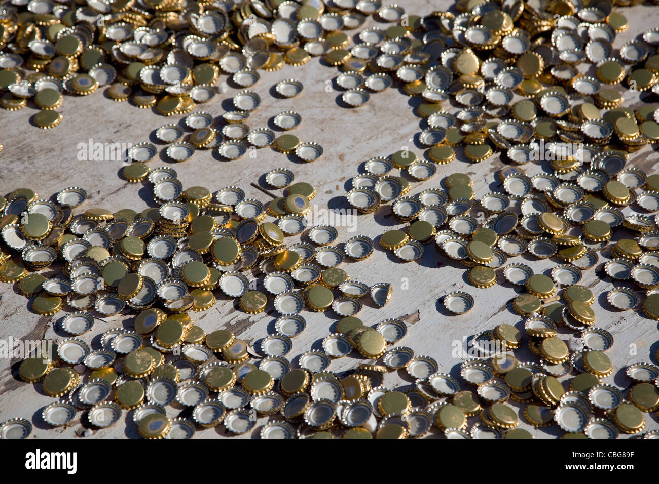 Viele Flasche Kappen über einen Boden verstreut Stockfoto