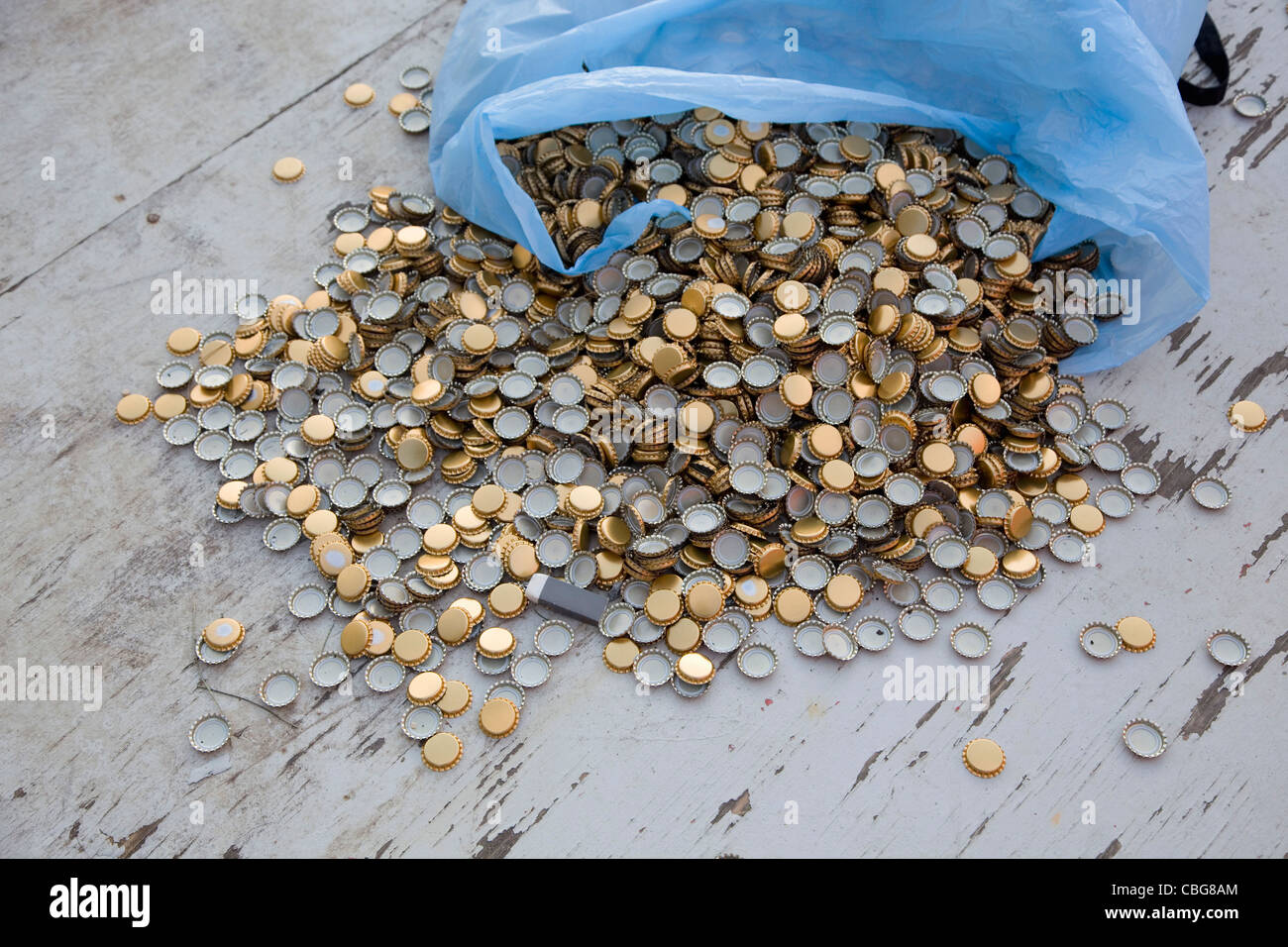 Viele Kronkorken aus einen Müllsack Stockfoto