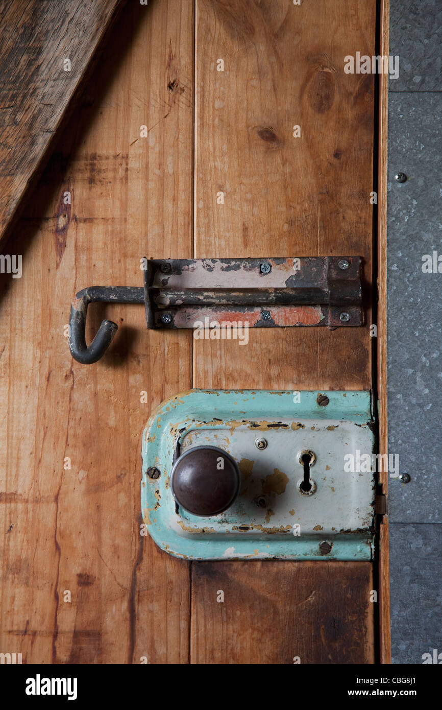 Zwei alte Schlösser auf eine Holztür Stockfoto