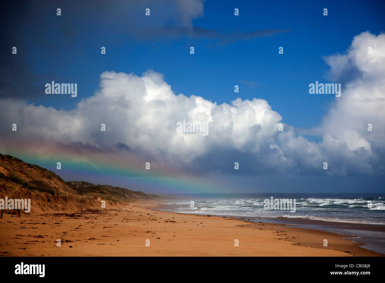 Ein Regenbogen in den Himmel Stockfoto