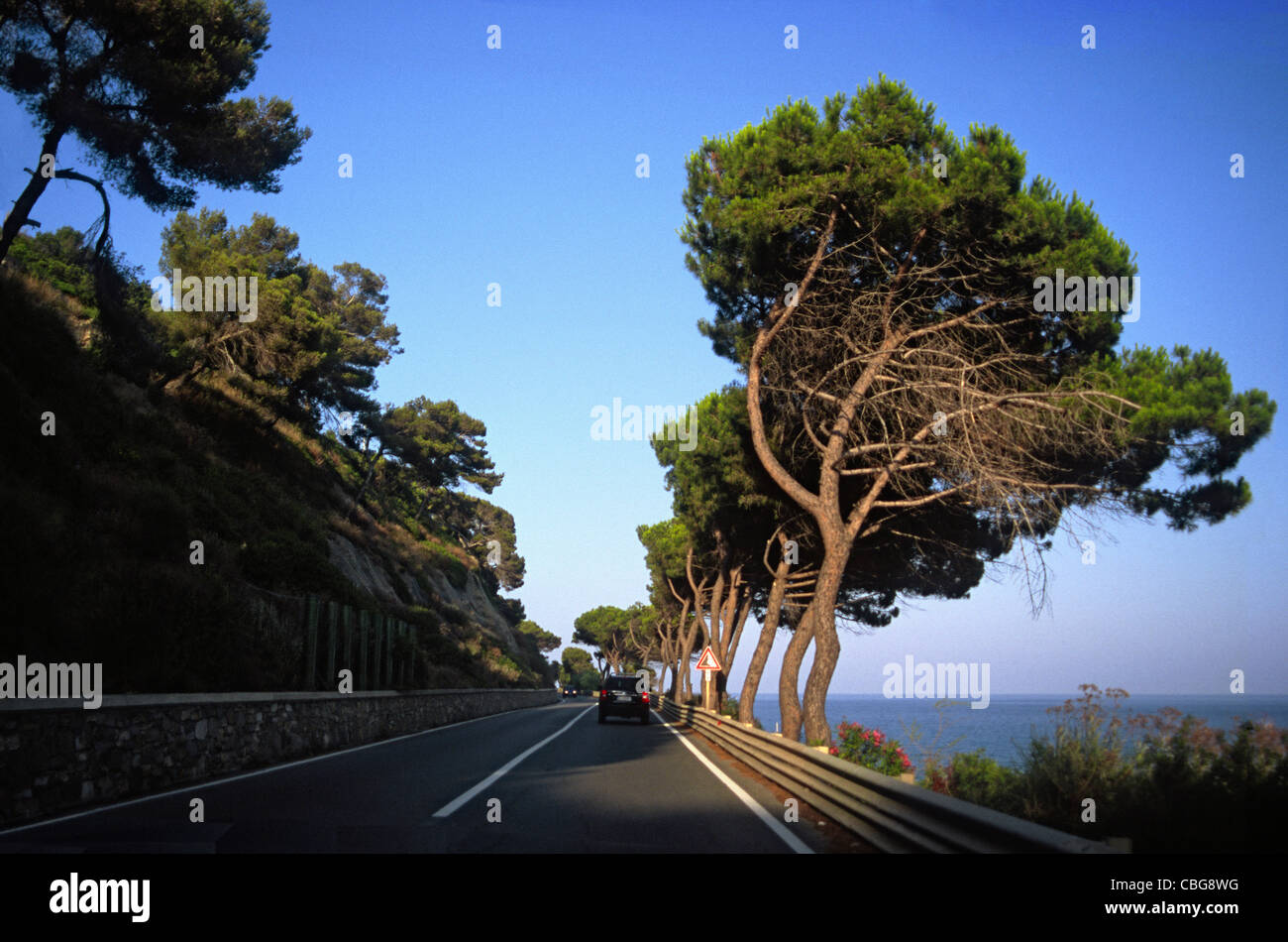 Blick vom Auto fahren auf eine Küstenstraße Stockfoto