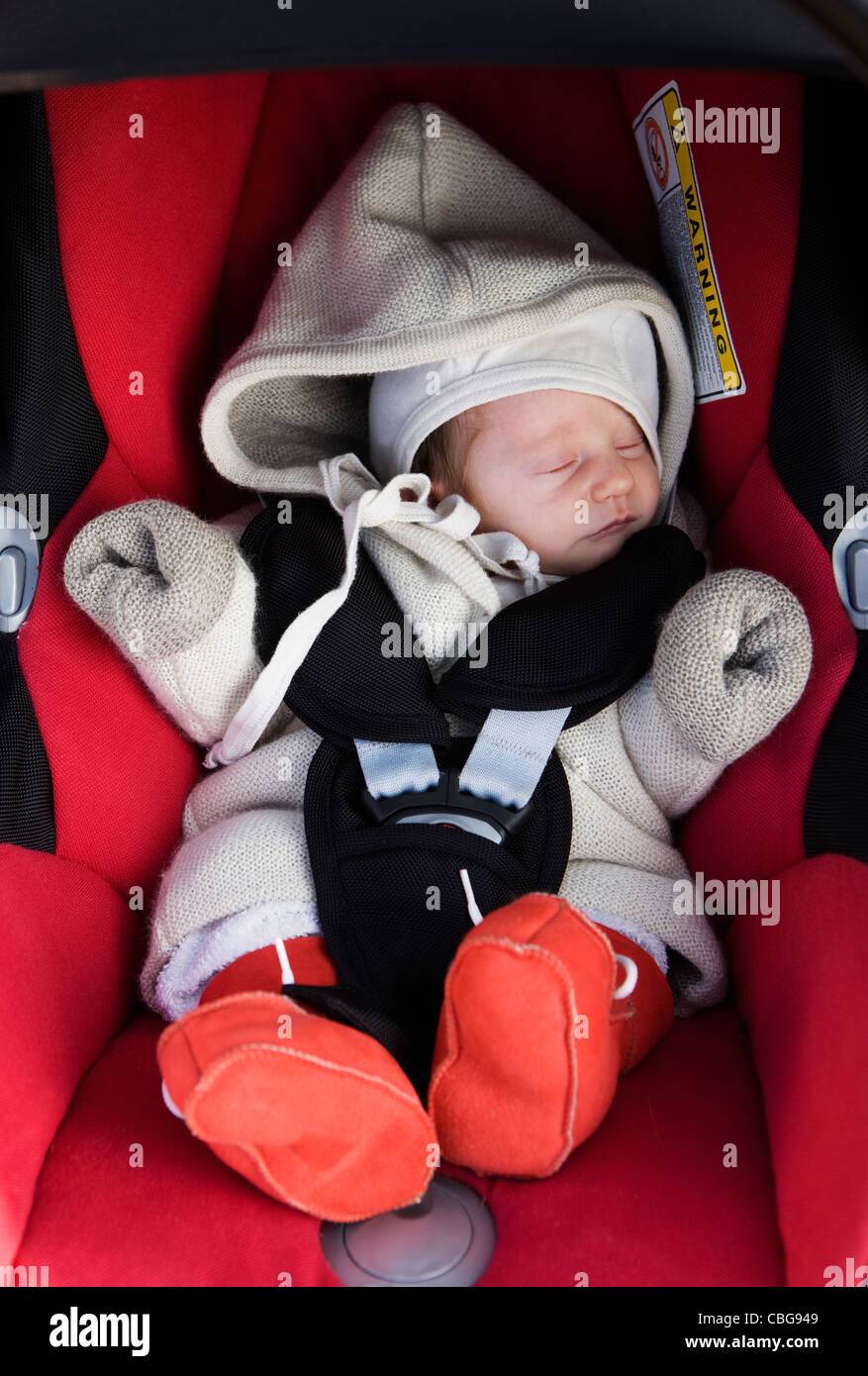 Ein Baby in einem Autositz schlafen Stockfoto