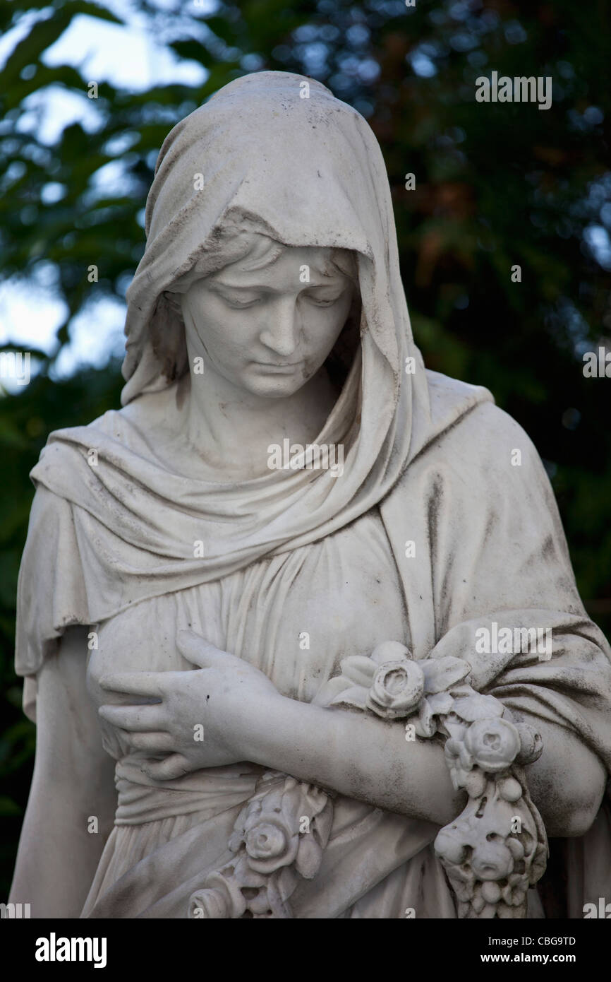 Eine Statue von einer verhüllten Frau hält einen Kranz Stockfoto