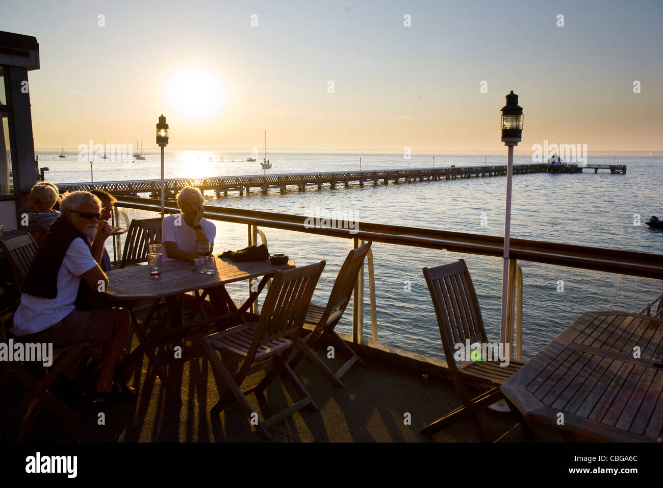 Mittwoch Nacht Rennen, Yacht, Cocktails, königliche Solent Yachtclub, Yarmouth Pier, Yarmouth, Isle Of Wight, England, UK, Stockfoto