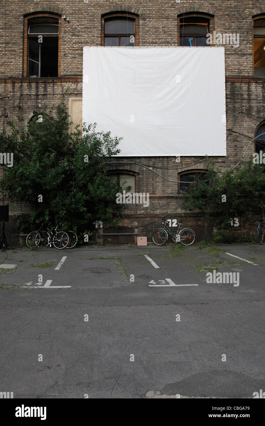 Projektionsfläche in leeren Parkplatz am Postfuhramt Gebäude Stockfoto