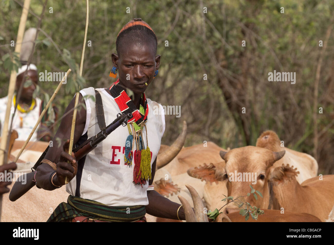 Hamar Stier springen Einweihung... Ein Hamar Mann mit einem Gewehr. Stockfoto