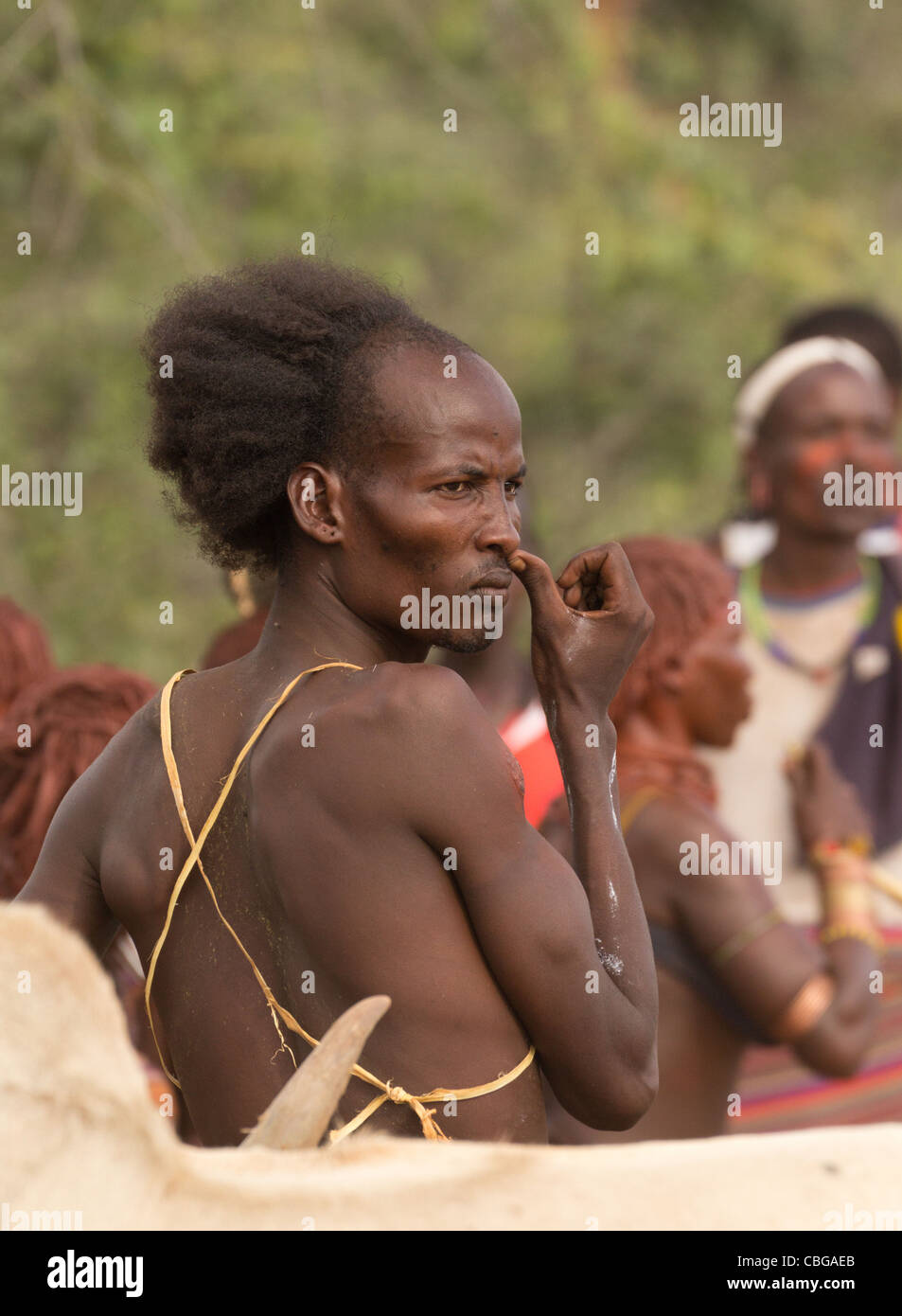 Hamar Bull Jumping Einweihung. Der Eingeweihte betrachtet die Tortur. Stockfoto