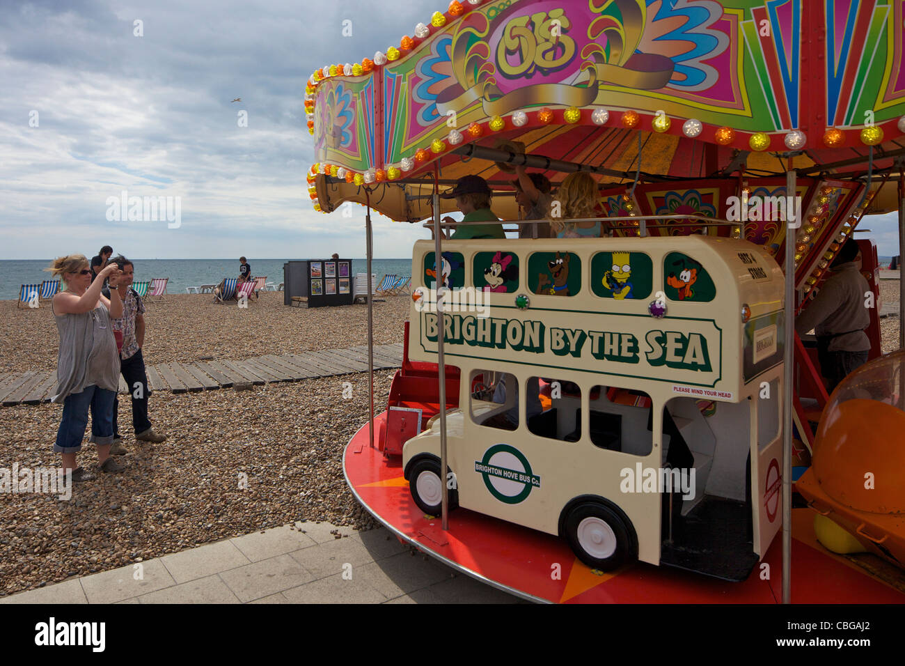 Kinderkarussell am Strand von Brighton Beach, West Sussex, England, UK, Vereinigtes Königreich, GB, Großbritannien, britische ist Stockfoto