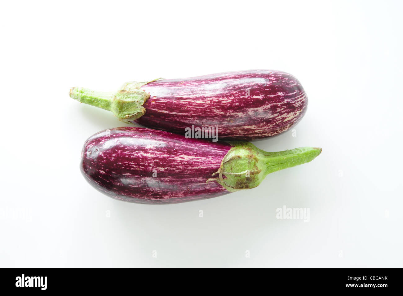 Zwei lila gestreifte Auberginen auf weißem Hintergrund Stockfoto