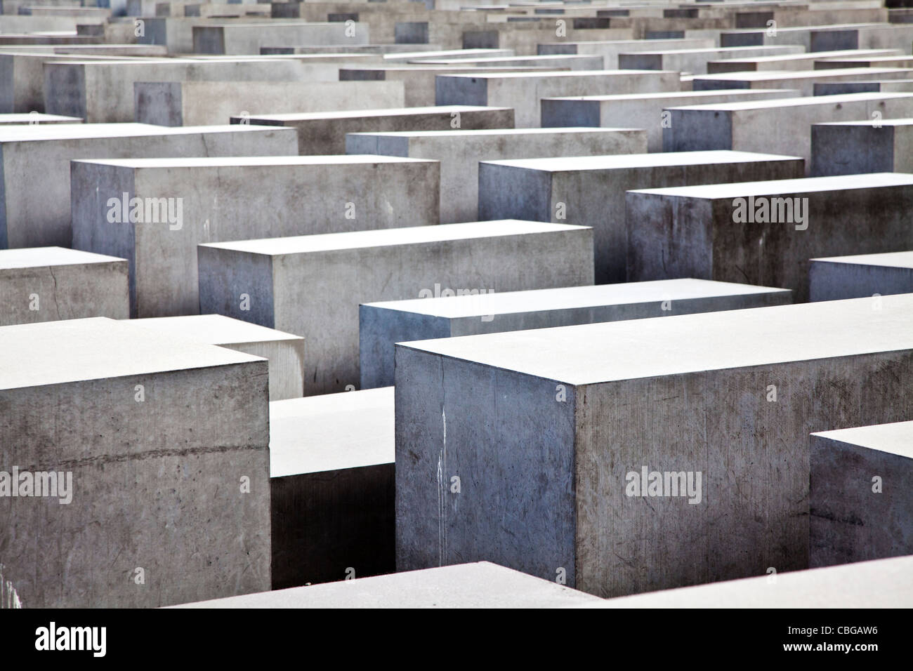 Blick auf Holocaust-Mahnmal von Peter Eisenman und Buro Happold in Berlin, Deutschland (mono Version verfügbar auf CBGAWW) Stockfoto