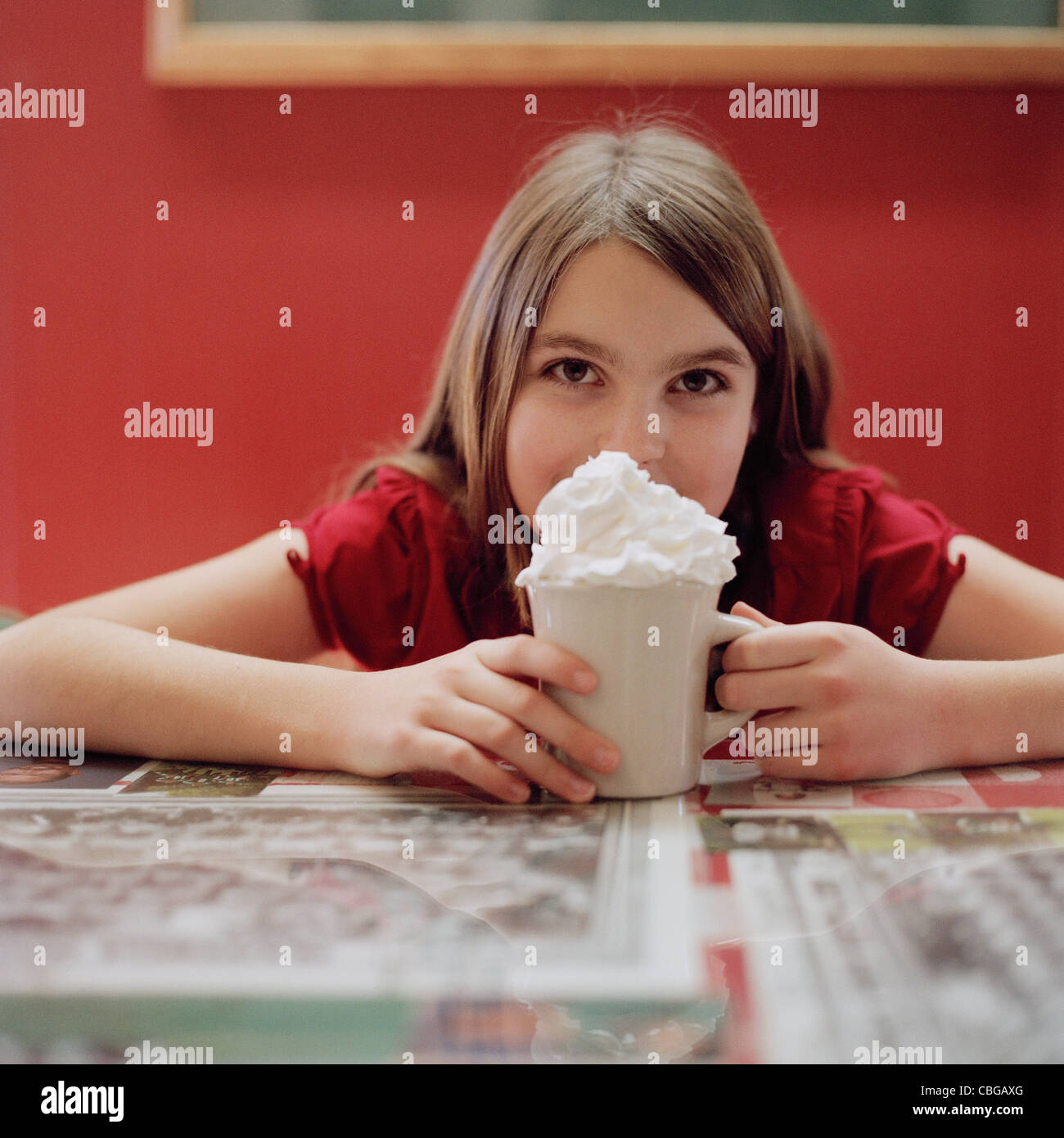 Ein junges Mädchen mit einer Tasse heißer Schokolade Stockfoto