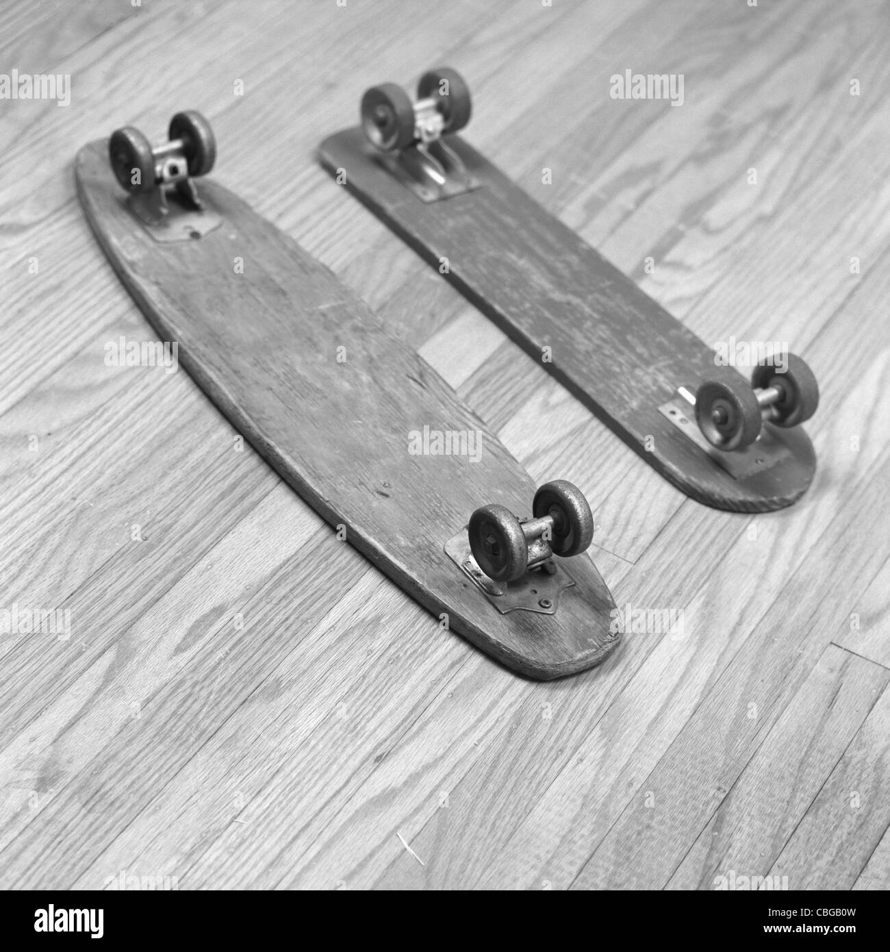 Zwei alte hölzerne Skateboards nebeneinander Stockfoto