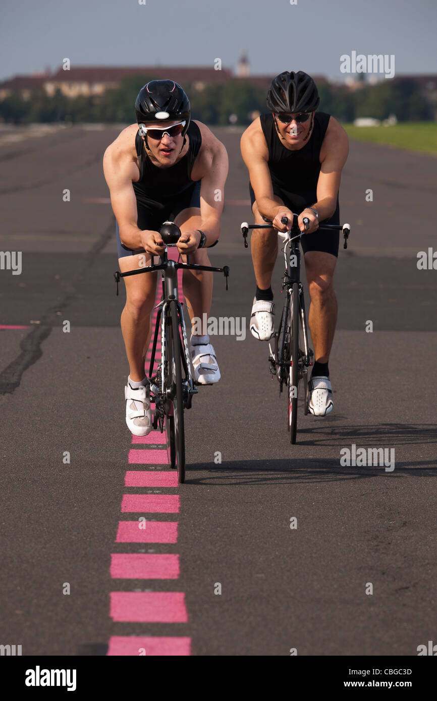 Zwei Radfahrer auf Rennräder Radsport auf einem markierten Weg Stockfoto