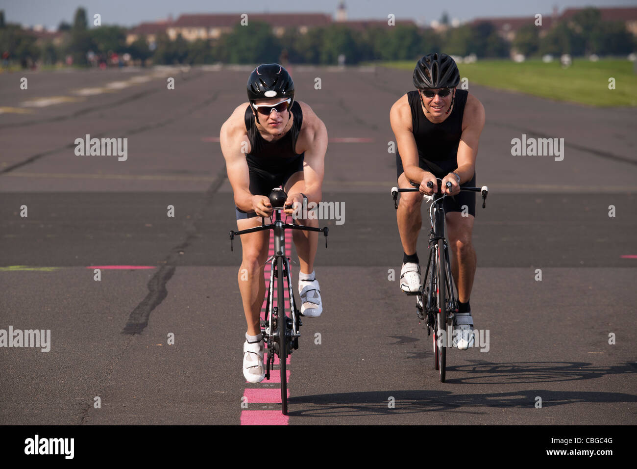 Zwei Radfahrer auf Rennräder Radsport auf einem markierten Weg Stockfoto