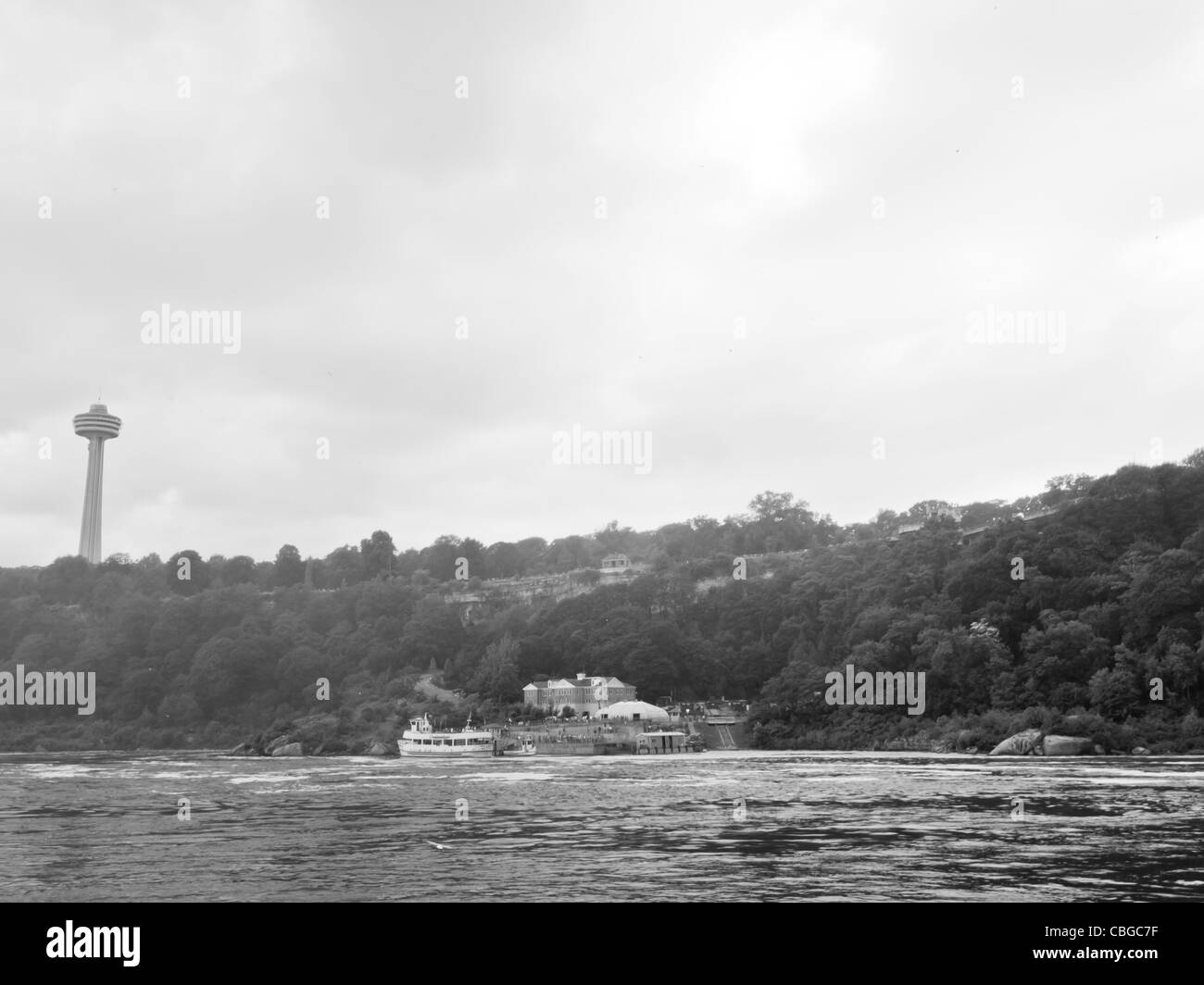 Ein Boot voller Touristen Ansicht die amerikanische Seite des Niagara Falls. Stockfoto