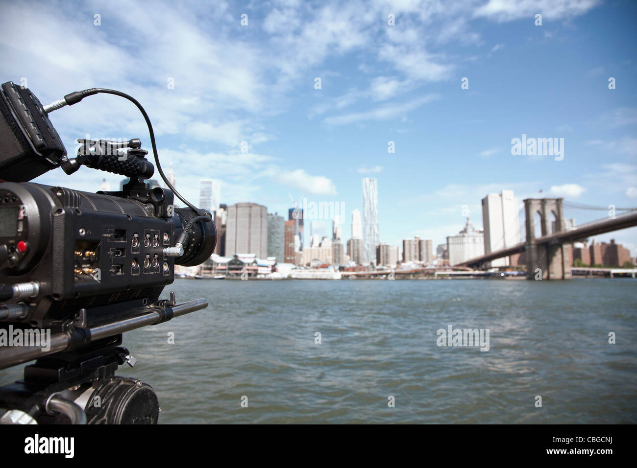 Eine TV-Kamera filmt die Brooklyn Bridge und Manhattan skyline Stockfoto