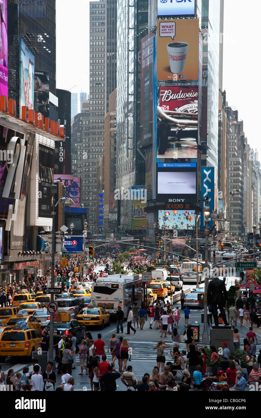 Times Square in New York, überfüllt mit Menschen und Verkehr Stockfoto