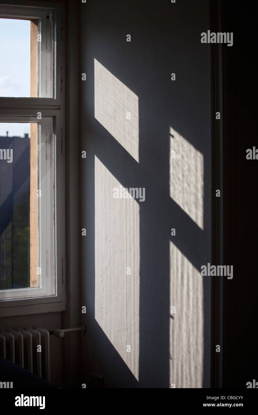 Fenster-Reflexion an Wand Stockfoto