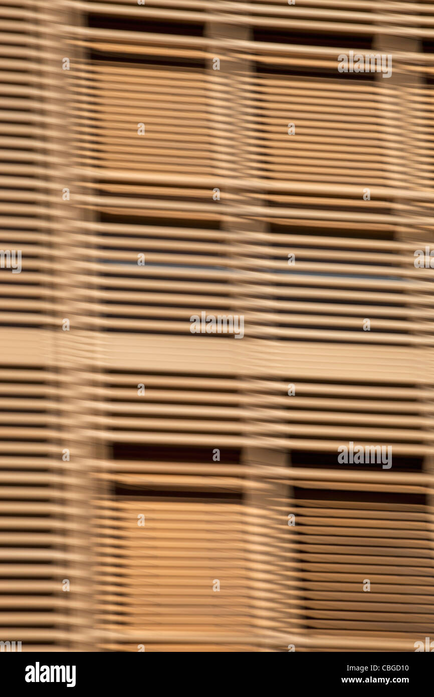 Louvered Holzlatten vor Fenster Stockfoto