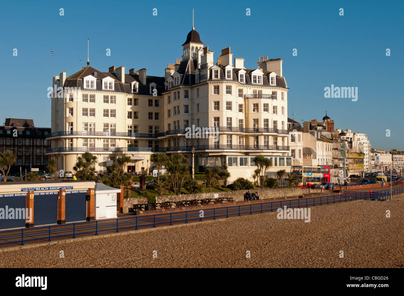 EASTBOURNE, ENGLAND, 12. Dezember 2011 - The Queens Hotel am Strand von Eastbourne. Stockfoto